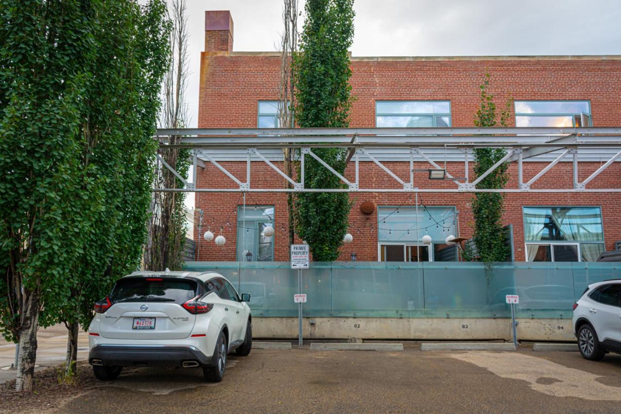 Downtown John Deere Warehouse W/ Parking Apartment Edmonton Luaran gambar